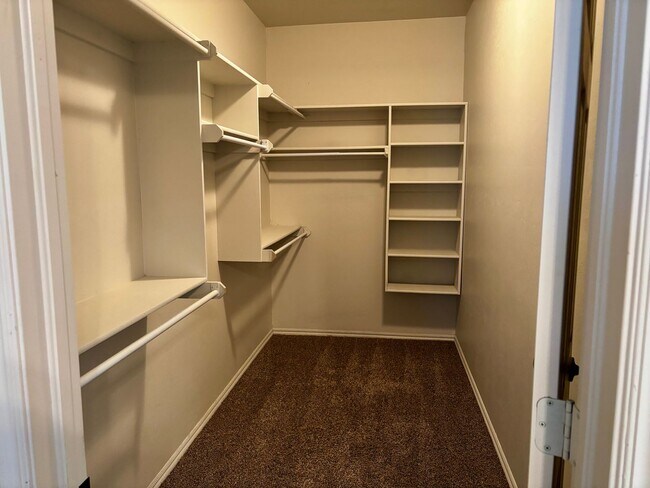 Building Photo - 3br 2ba duplex with 2 car garage!!