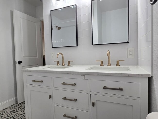 Building Photo - Spacious Single Family Home, Completed Ren...