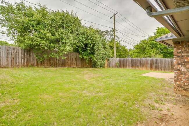 Building Photo - Charming, updating 3 bedroom home in east Fort Worth