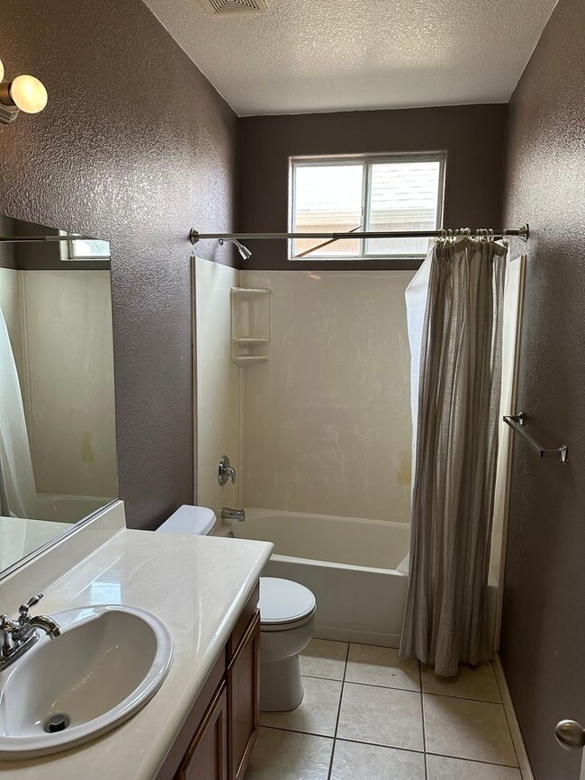Building Photo - Well maintained home for rent in desirable...