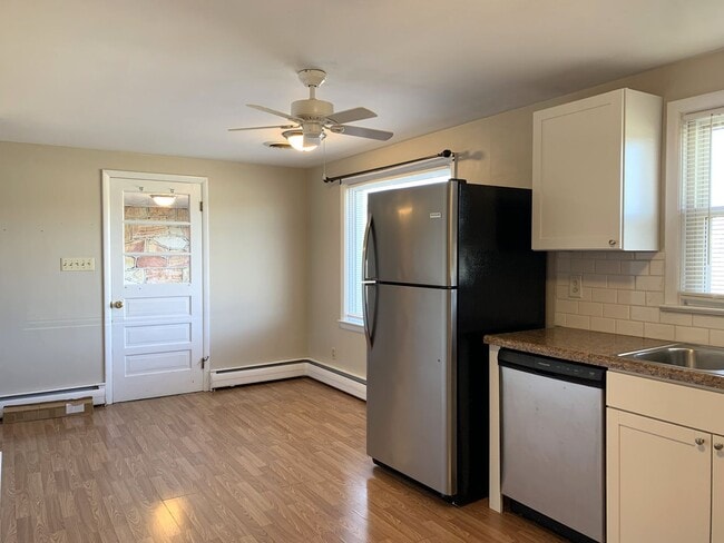 Building Photo - Move-in ready!! Bonus room that could easi...