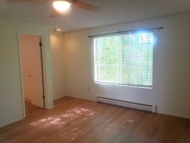 Building Photo - Spacious Townhouse with Two Car Garage!