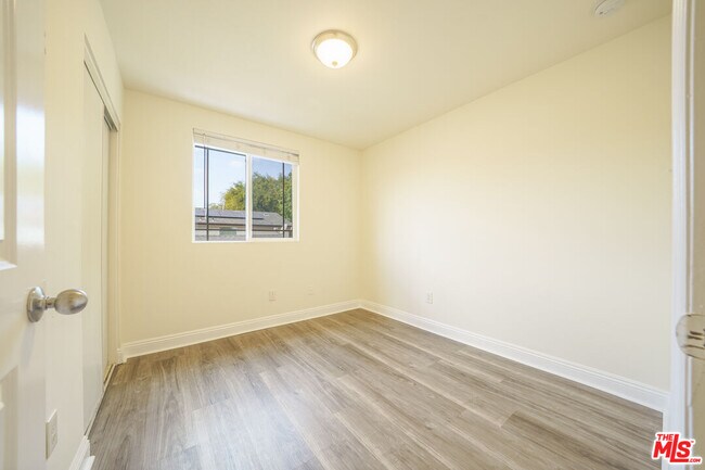 Building Photo - 154 E 84th Pl