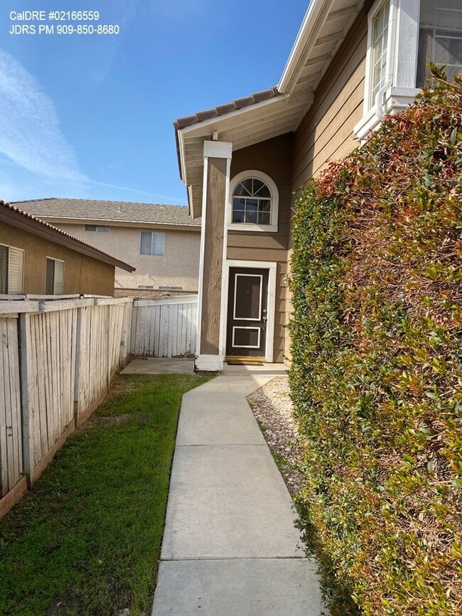 Building Photo - Fontana 3 Bedroom Home Available July 2025