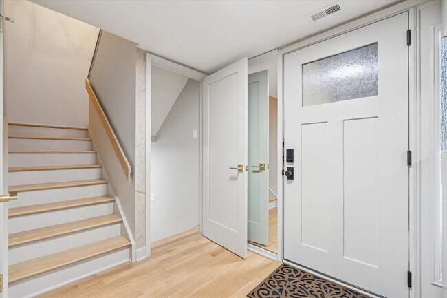 Building Photo - 42 Golf Club Dr