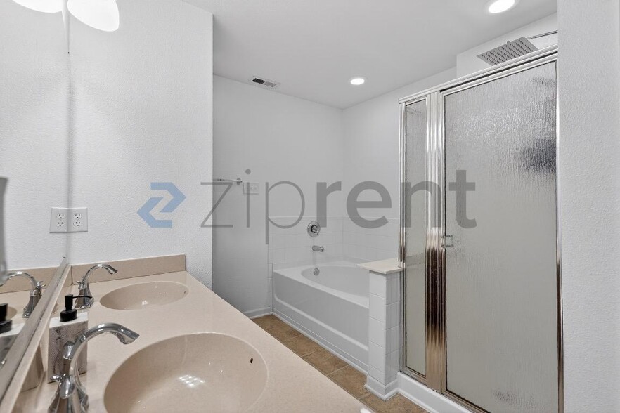 Building Photo - 504 Zander Woods Ct