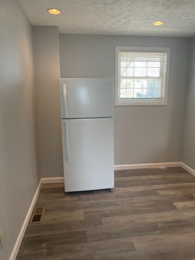 Building Photo - Newly Remodeled Home