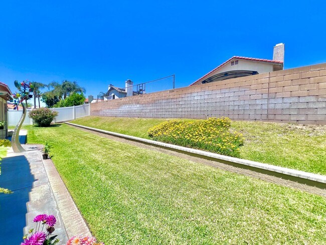 Building Photo - Spacious 5-Bed, 3-Bath Home in Rialto – Ve...