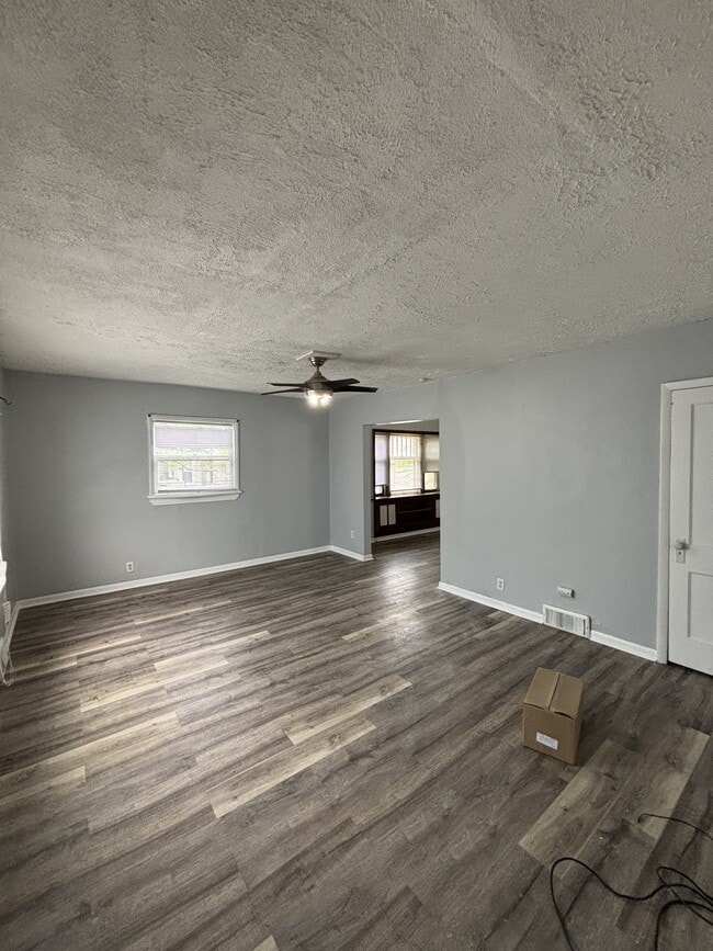 Building Photo - 805 Riverview Ave