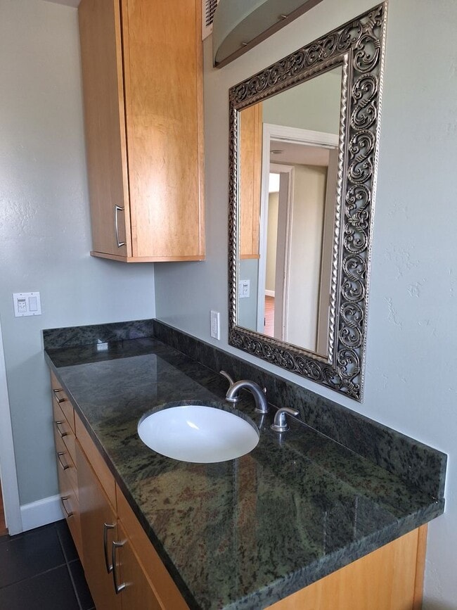 Building Photo - Spacious 2 bedroom