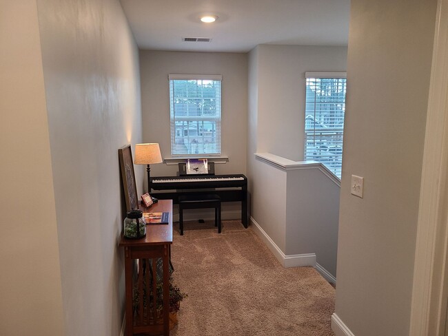 Building Photo - 4 Bed, 2.5 Bath located in Mimosa Bay Comm...