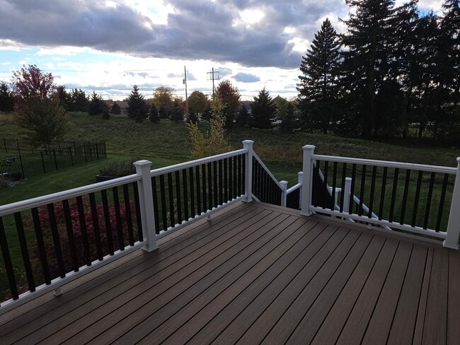 Building Photo - Like New 5 bedroom Pewaukee home in Broken...