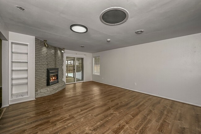 Building Photo - 3-bedroom 2-bathroom home with fenced back...