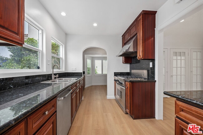 Building Photo - 827 23rd St