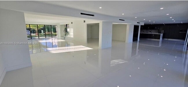 Building Photo - 406 Holiday Dr