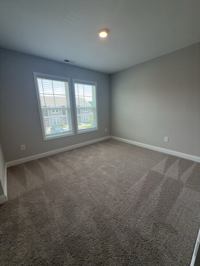 Building Photo - Two Bedroom Two and a half Bathroom Townhome located in Hubert!