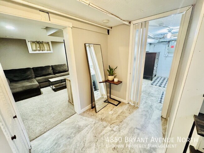 Building Photo - 4850 N Bryant Ave