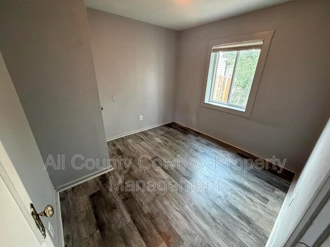 Building Photo - 866 N 5th St
