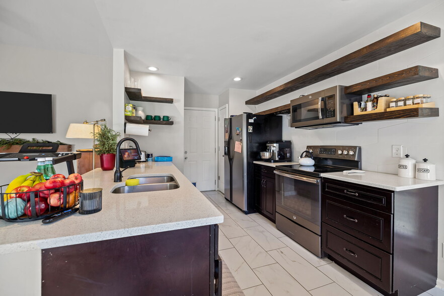 Kitchen - 3100 Fairington Dr