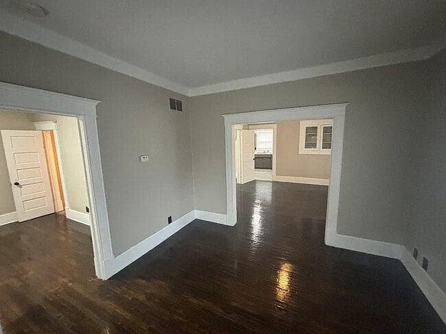 Building Photo - 2 bed 1 bath Home For Rent