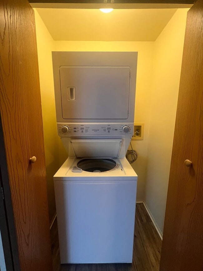 Building Photo - Spacious Two Bedroom Upper Apartment with Laundry in Unit!