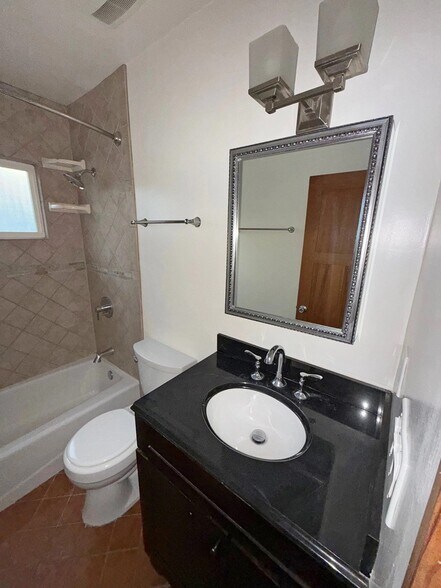 Building Photo - 1931 S Shenandoah St