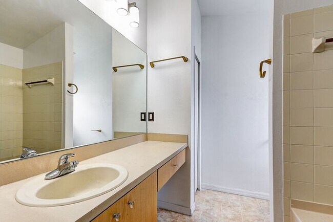 Building Photo - Spacious 4-Bedroom Home in Rivercrest, Riv...