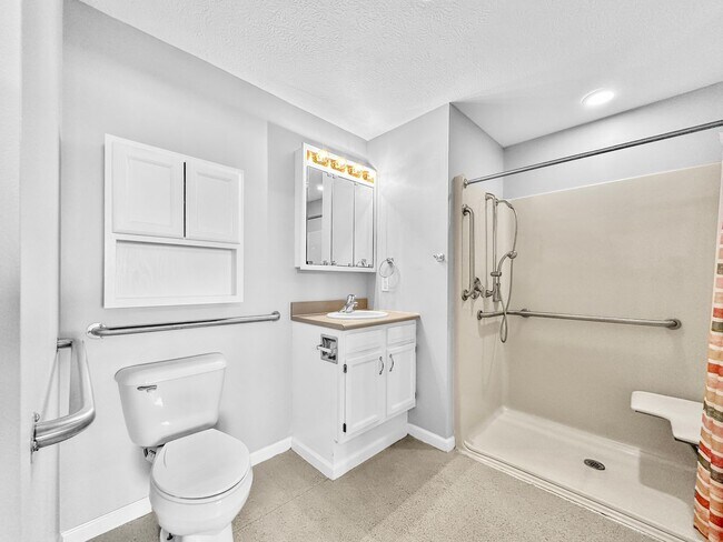 Building Photo - Beautiful 2BR 2BA Home w/ Sunroom • Full Kitchen Suite • Attached Garage in Columbus