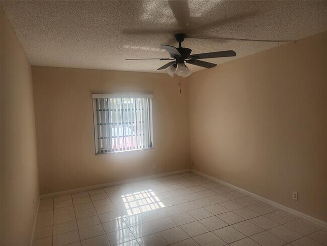 Building Photo - 110 Cypress Club Dr