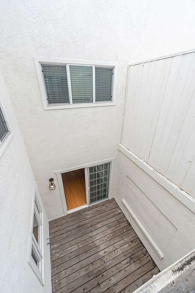 Building Photo - Beautiful Redondo Beach Condominium Rental!