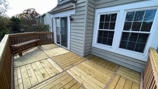 Building Photo - End Unit Townhouse in North Stafford