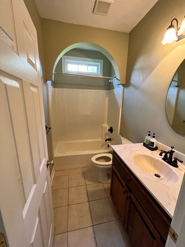 Building Photo - Stunning 5 Bedroom 2.5 Bath Home located i...