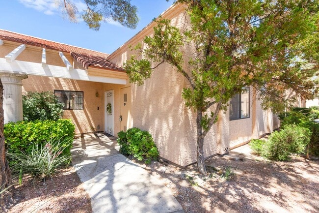 Building Photo - 1 MONTH FREE!!! 2 BEDROOM SINGLE STORY TOWNHOME 55+ COMMUNITY