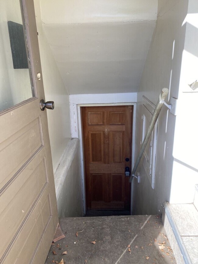 Building Photo - 1127 W Mulberry St