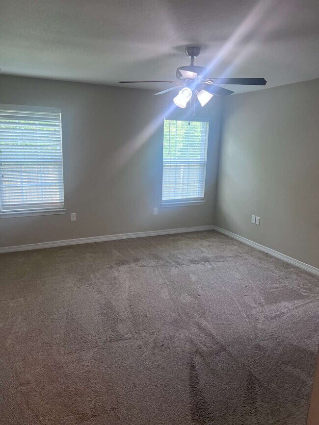 Building Photo - 426 Eisenhower Dr