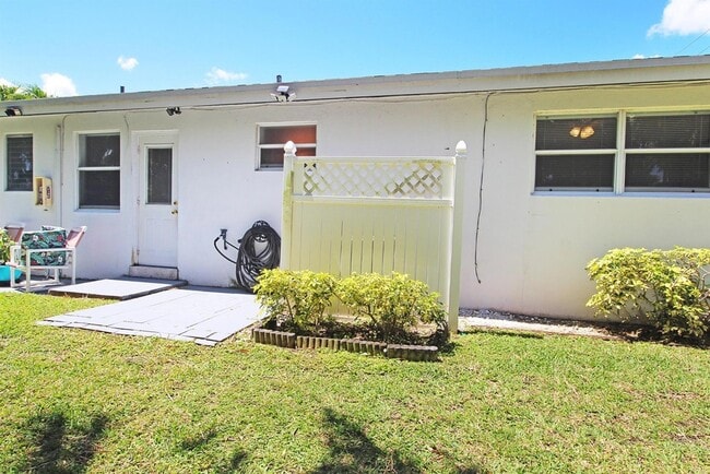 Building Photo - 630 Prosperity Farms Rd