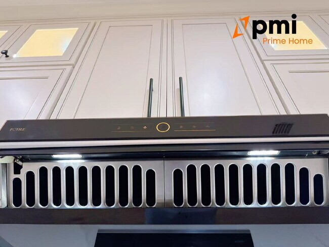 Building Photo - "Spacious Elegance Awaits: 5-Bedroom Home with 3.5 Baths in Winter Garden"