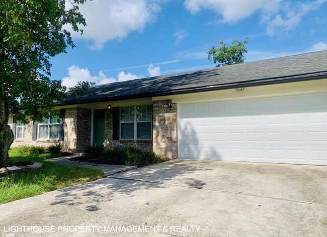 Building Photo - Spacious 4-Bedroom, 2-Bath with Fenced Yar...