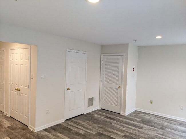 Building Photo - Completely Renovated Townhouse in establis...