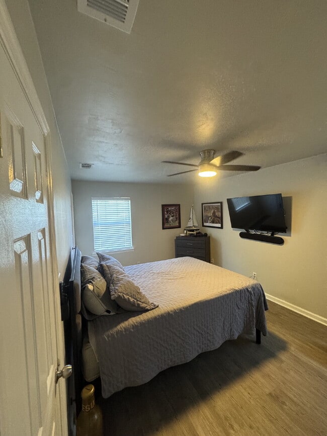 Building Photo - Cozy 2 bedroom 2 bathroom house near campus