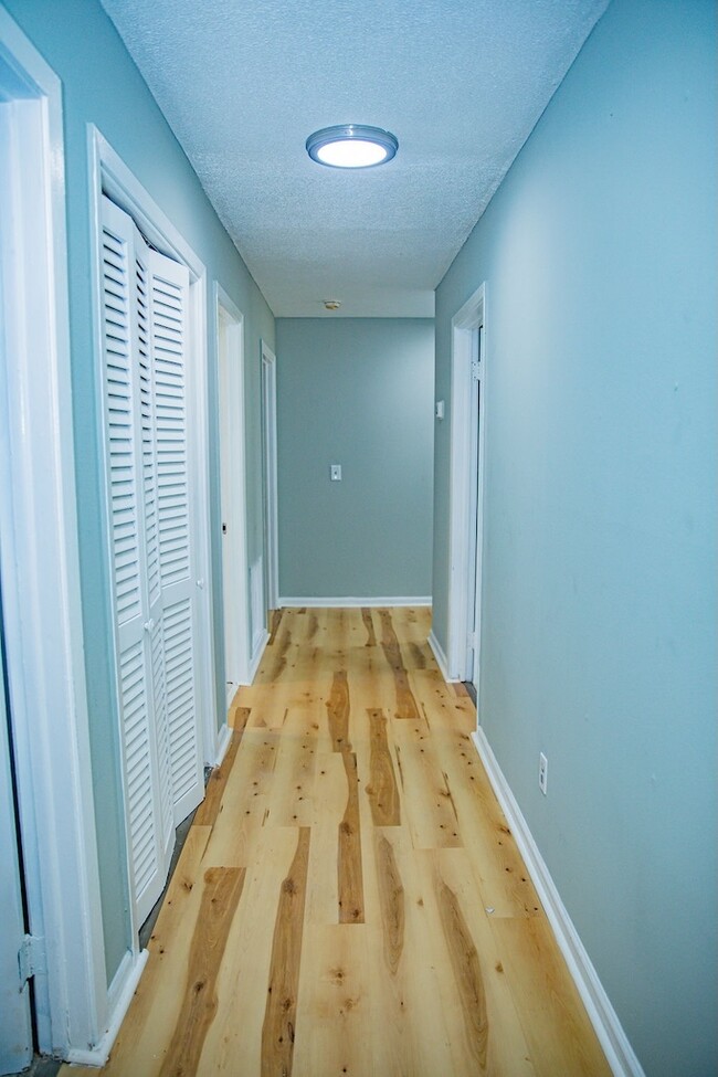 Building Photo - 608 Holiday St