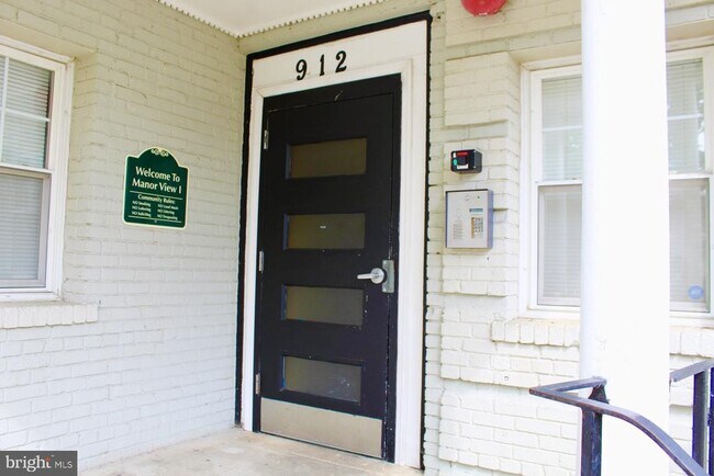 Building Photo - 912 Barnaby St SE