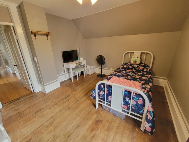 Building Photo - AVAILABLE May 2026 - Wonderful 4 Bedroom House - 2 Car Garage