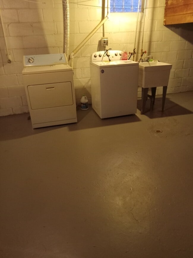 Full Size Laundry Area w/ Freezer Chest - 11742 Beaconsfield St
