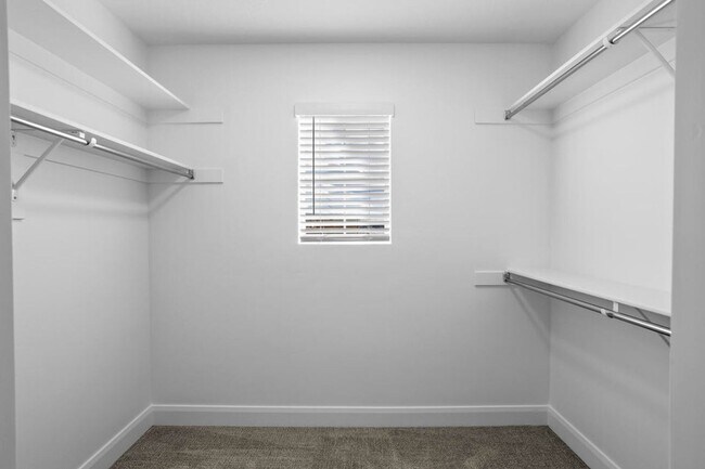 Building Photo - Beautiful 3 Bedroom Townhome in Desert Color. Internet Included!