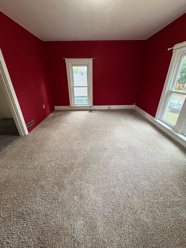 Building Photo - Charming Northside La Crosse Home