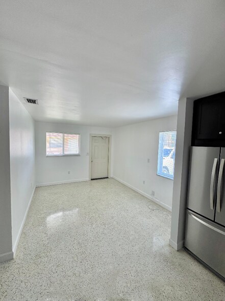 Building Photo - 624 W 17th St