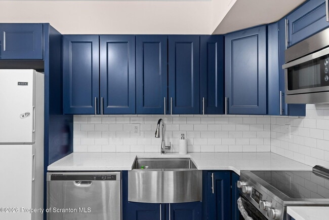 Building Photo - 220 Linden St