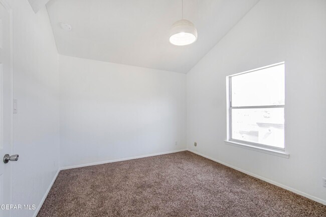 Building Photo - 908 Los Pinos Way
