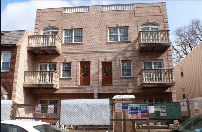Building Photo - 41-15 39th Pl